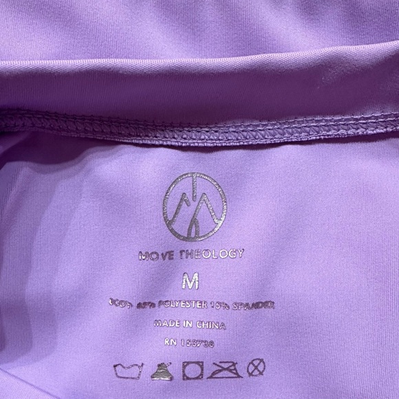 MOVE THEOLOGY ~ Women’s Lilac Colored Yoga/Gym Top w/Asymmetrical Front size M - Picture 2 of 7